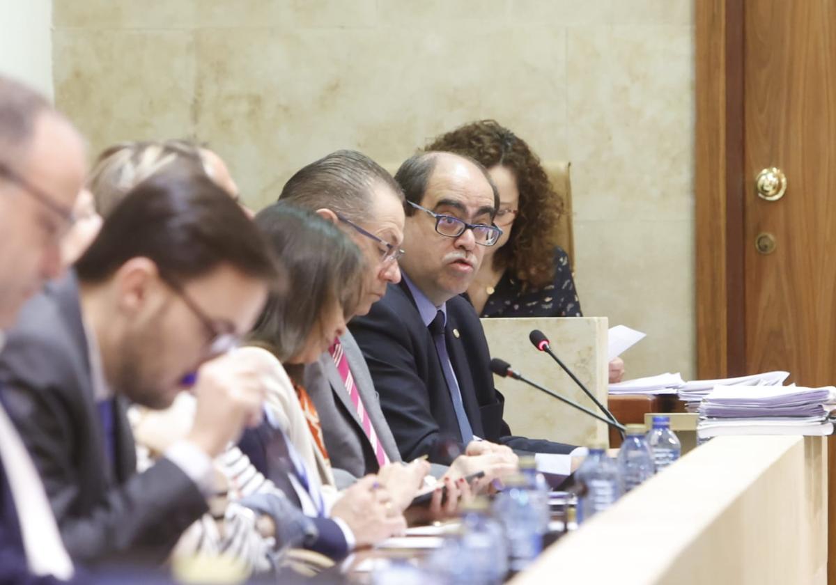 El portavoz popular Fernando Rodríguez, en plena intervención en el pleno.