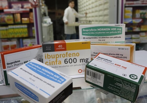 Envases de ibuprofeno en una farmacia salmantina.