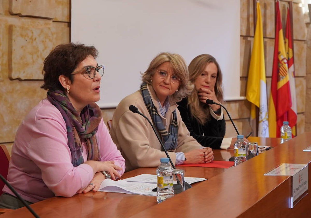 María Isabel Fernández Cambón, María Hinojal Benavente Cuesta y Amalia Marcos.