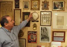 Eduardo González de Huebra en su tienda de la calle San Pablo.