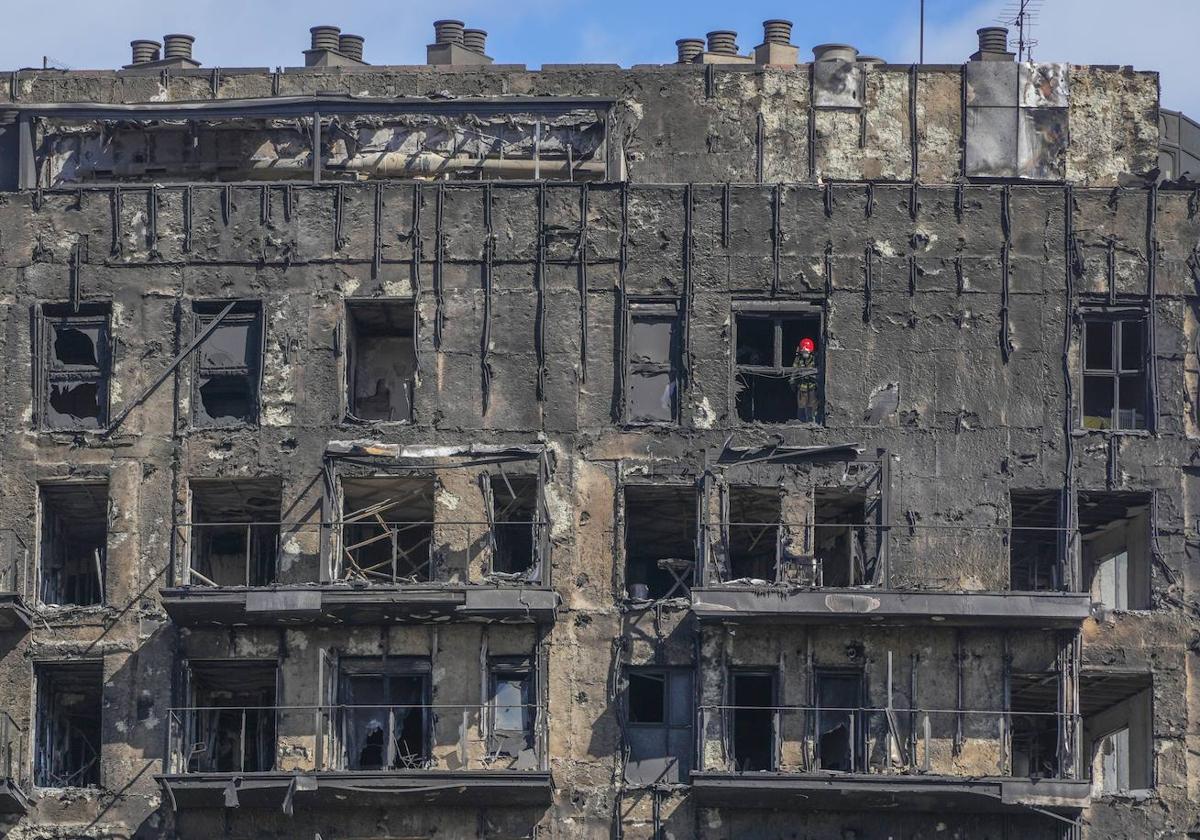 Uno de los edificios afectados por el incendio de este jueves