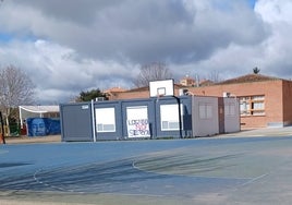 Una de las pancartas instaladas dentro del colegio