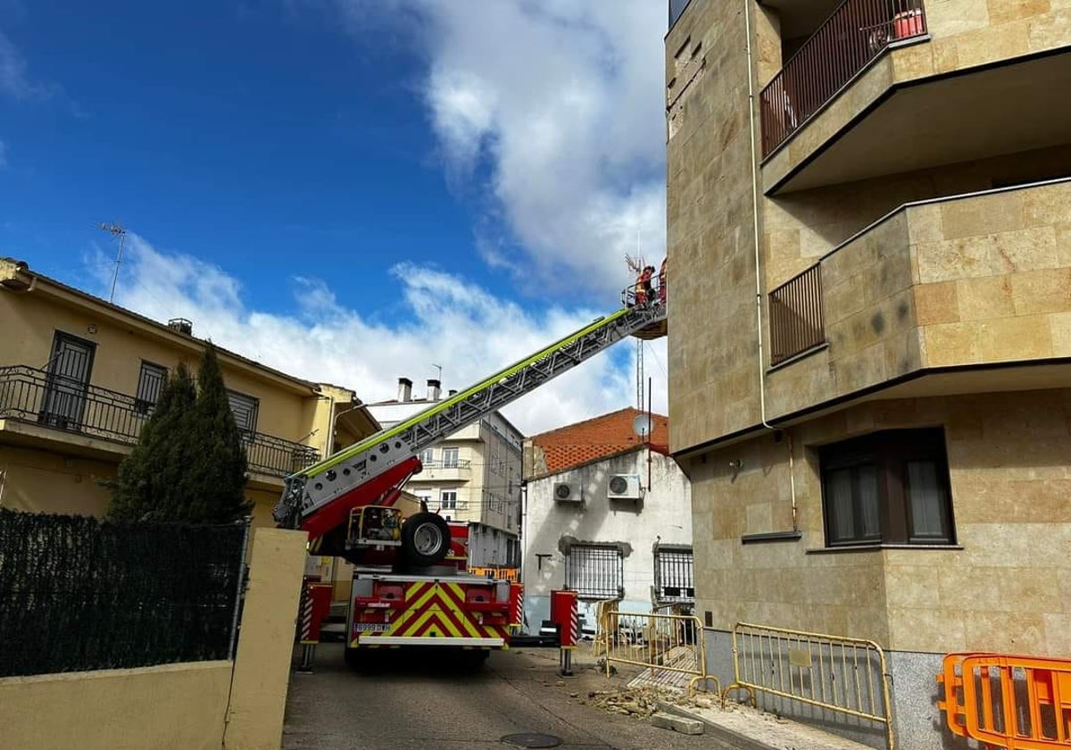 Los Bomberos de la Diputación en la calle Charca, en Aldeaseca de la Armuña.