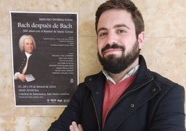 El investigador de la Facultad de Filosofía José Rufino Belmonte, junto al cartel del simposio.