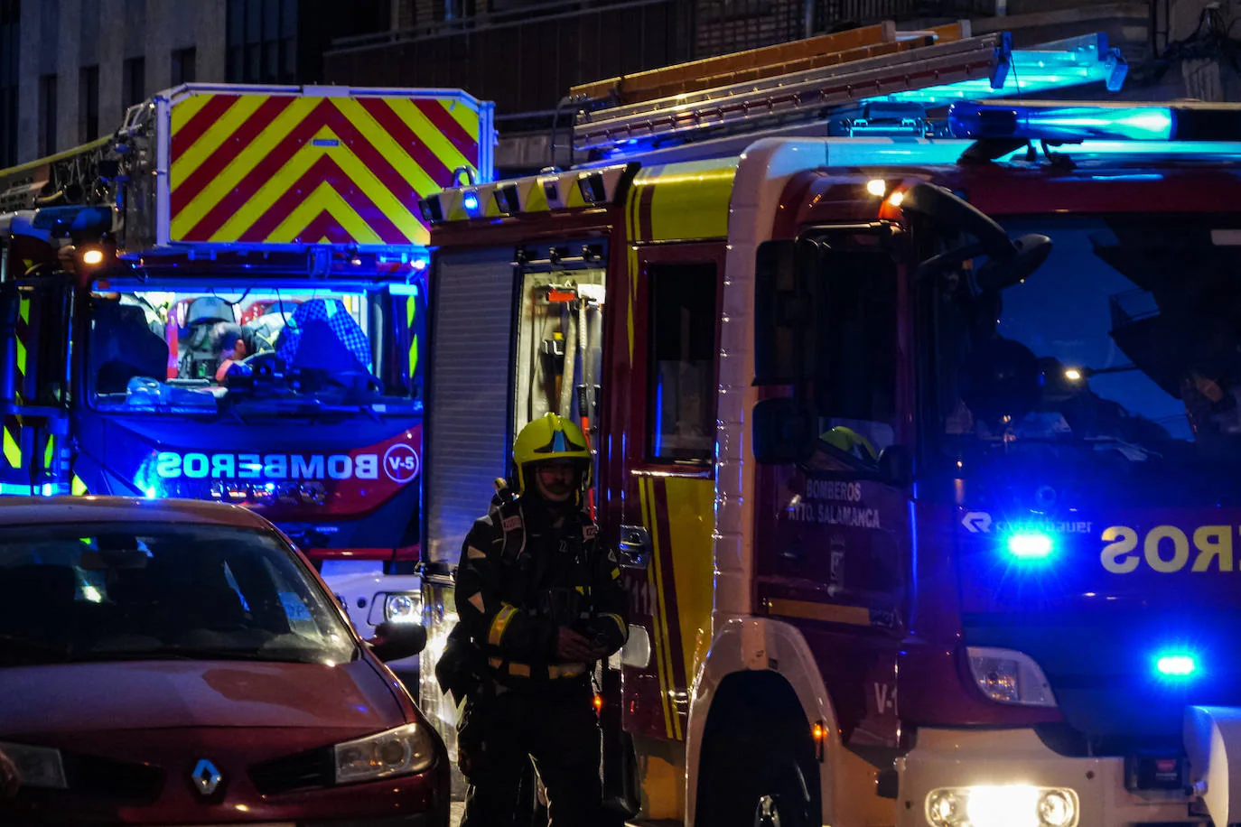 Los Bomberos liberan a una mujer atrapada por el canapé de su cama | La  Gaceta de Salamanca