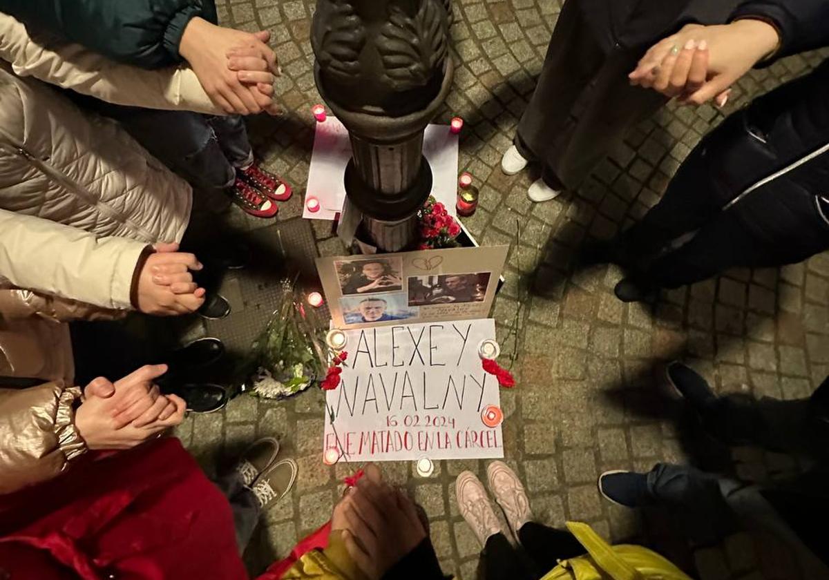 Rusos participantes en el memorial a Navalny que se instaló en la plaza de San Boal.