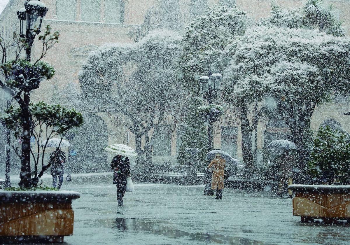 Una imagen de una nevada en la plaza de los Bandos.