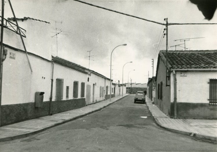 Casas de planta baja y edificaciones del barrio de Puente Ladrillo en el año 1985.