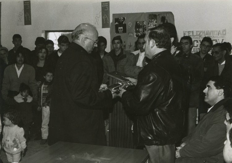 Celebración de la Fiesta de la Solidaridad en el año 1995: Entrega de premios a los vecinos que destacaron por sus actos de solidaridad.