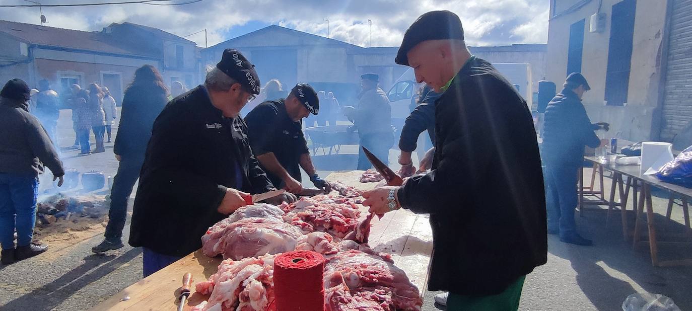 Más de 200 vecinos participan en la XII matanza de Villar de Gallimazo