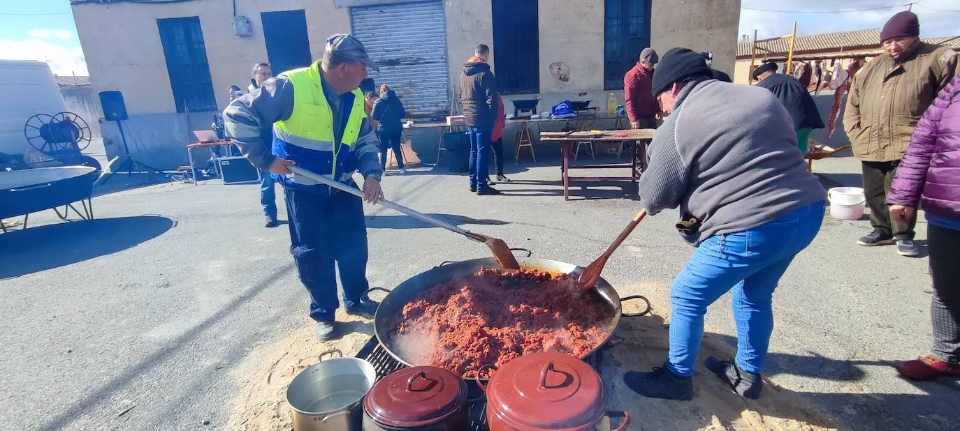 Más de 200 vecinos participan en la XII matanza de Villar de Gallimazo