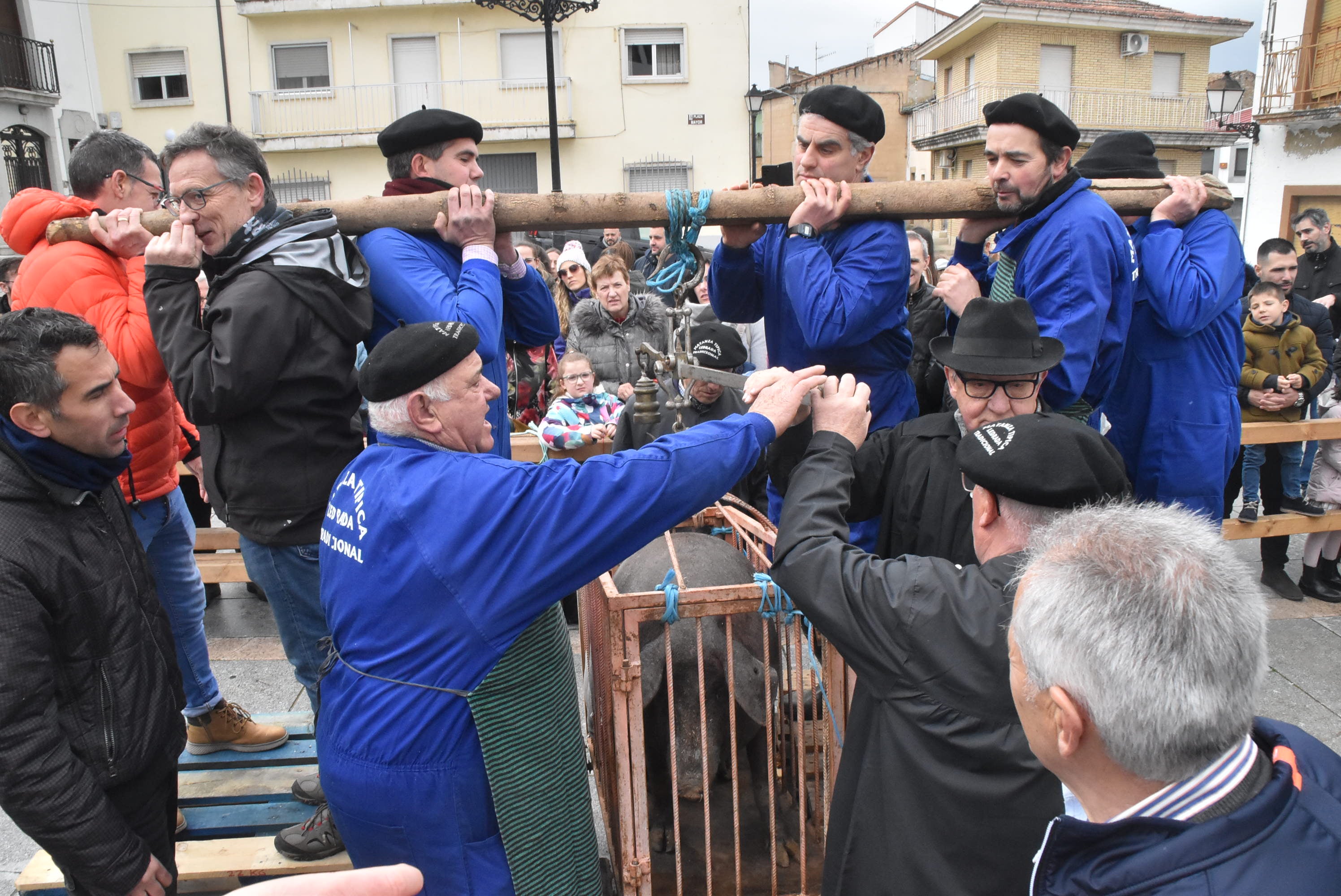 Ledrada une la tradición y la solidaridad en torno a su matanza