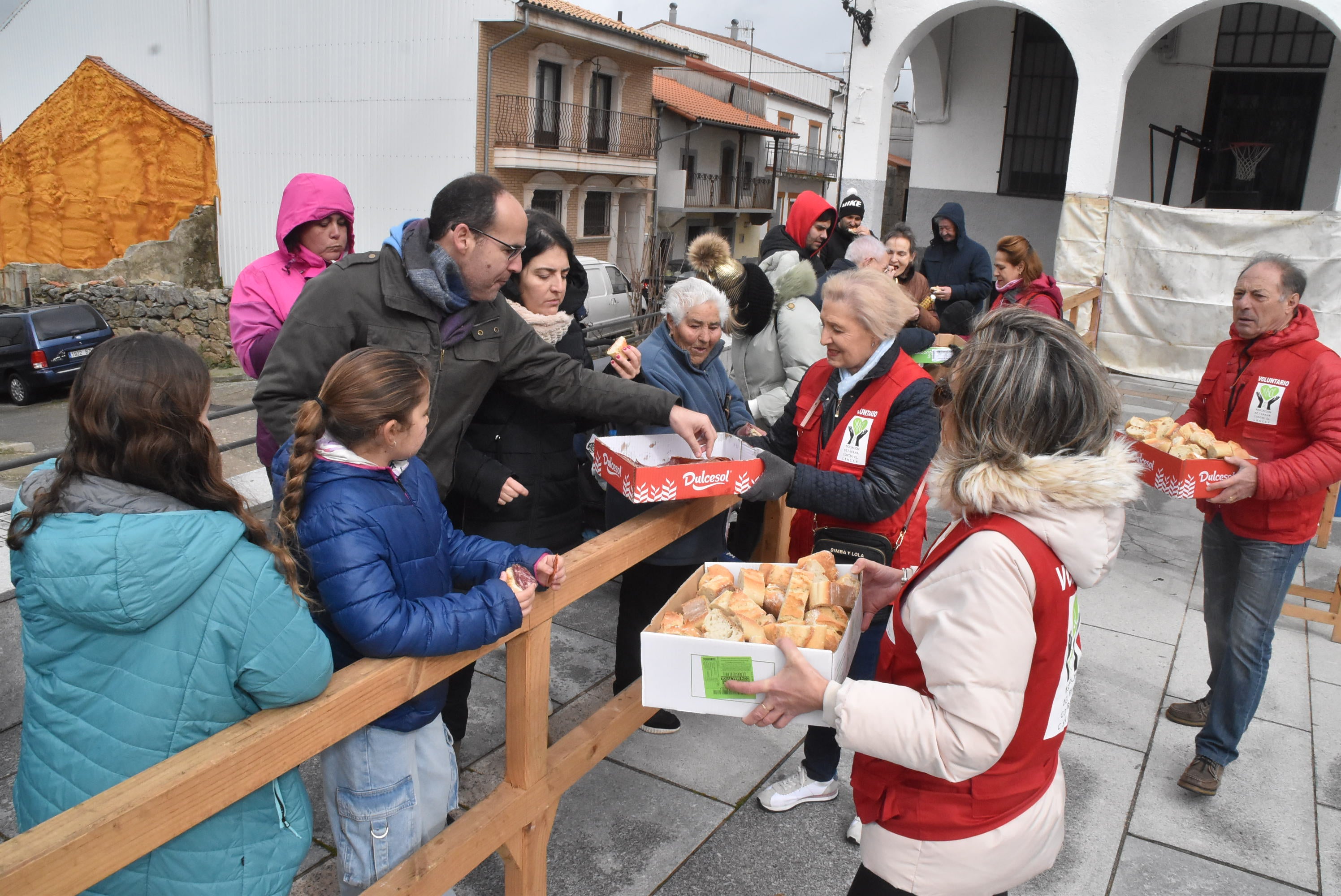 Ledrada une la tradición y la solidaridad en torno a su matanza