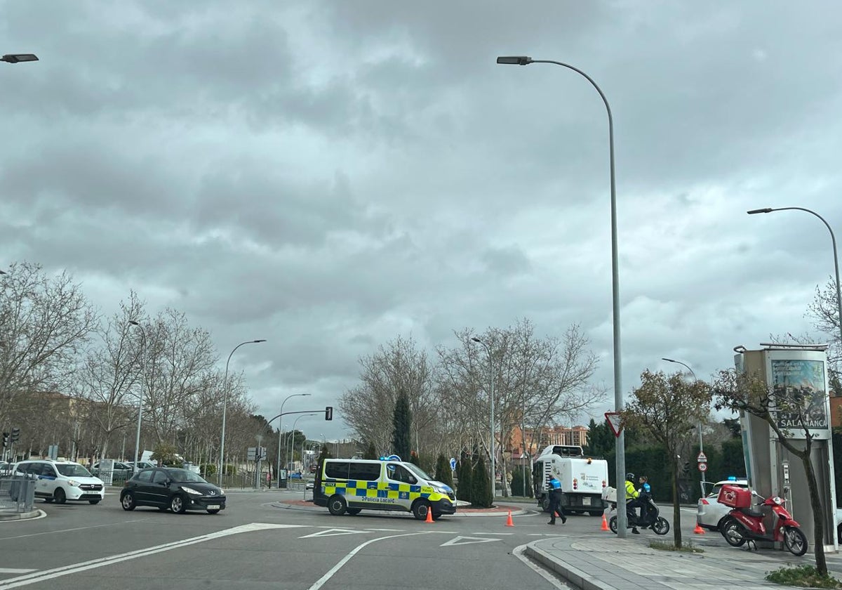 La Policía Local en el lugar de la colisión en la avenida de Salamanca con la calle El Bierzo.