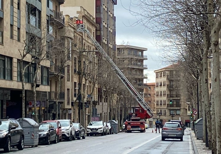 Bomberos intervienen en un edificio de la capital