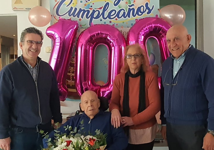 Imagen principal - Modesto Blázquez, un hombre de musgo que cumple 100 años