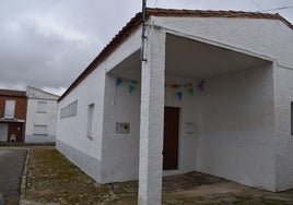 El edificio de las antiguas escuelas de Torrejón de Alba.