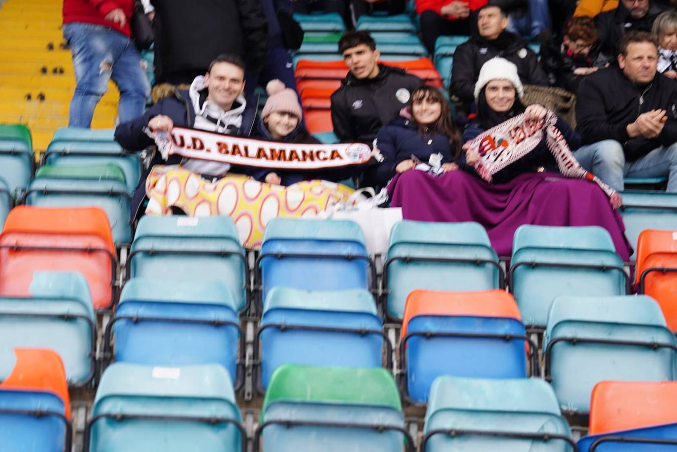 Búscate en la grada del Helmántico en el partido entre el Salamanca UDS y el Bembibre