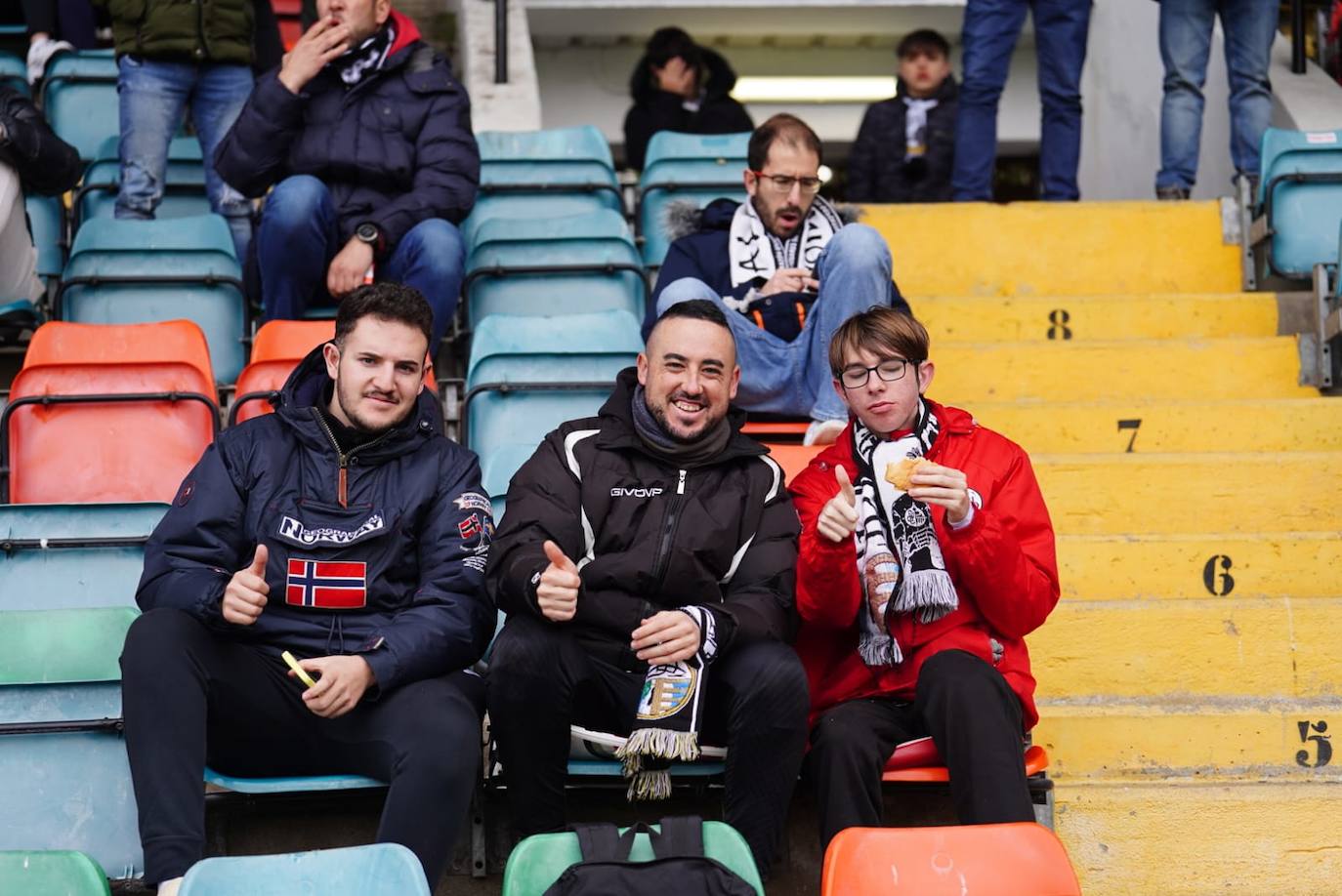 Búscate en la grada del Helmántico en el partido entre el Salamanca UDS y el Bembibre