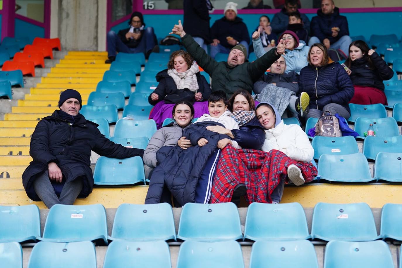 Búscate en la grada del Helmántico en el partido entre el Salamanca UDS y el Bembibre