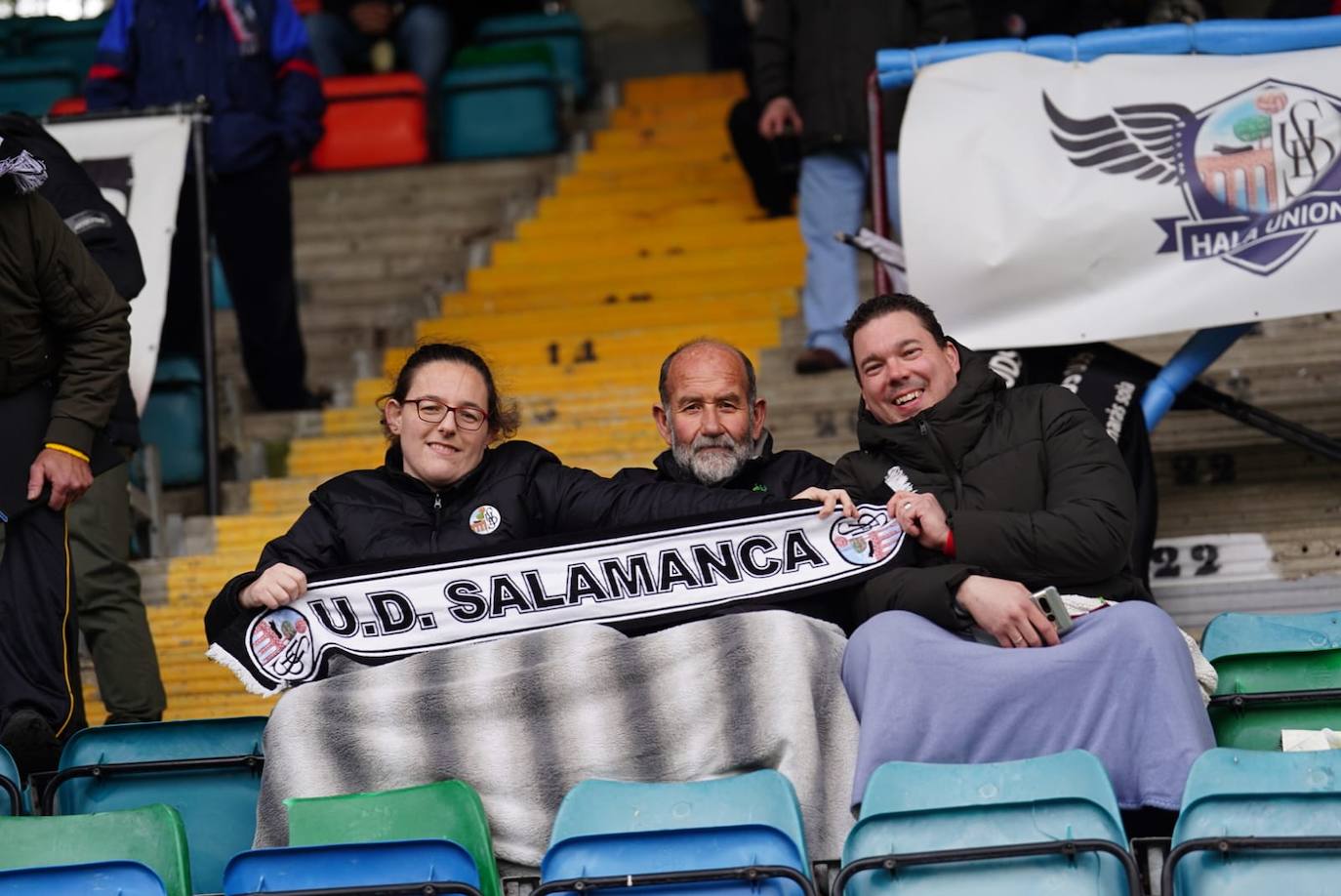 Búscate en la grada del Helmántico en el partido entre el Salamanca UDS y el Bembibre