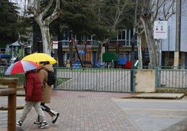 Uno de los parques cerrados durante el domingo por el viento.