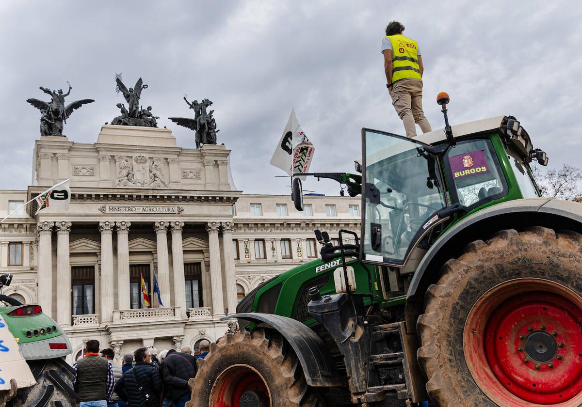 Una imagen de protestas de los agricultores frente al Ministerio de Agricultura.