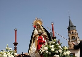 Niño San Miguel durante la procesión del Encuentro en Peñaranda.