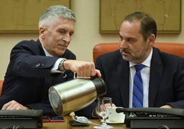 El ministro de Interior, Fernando Grande-Marlaska (i), y el exministro de Transportes José Luis Ábalos (d) en una reunión de la Comisión de Interior.