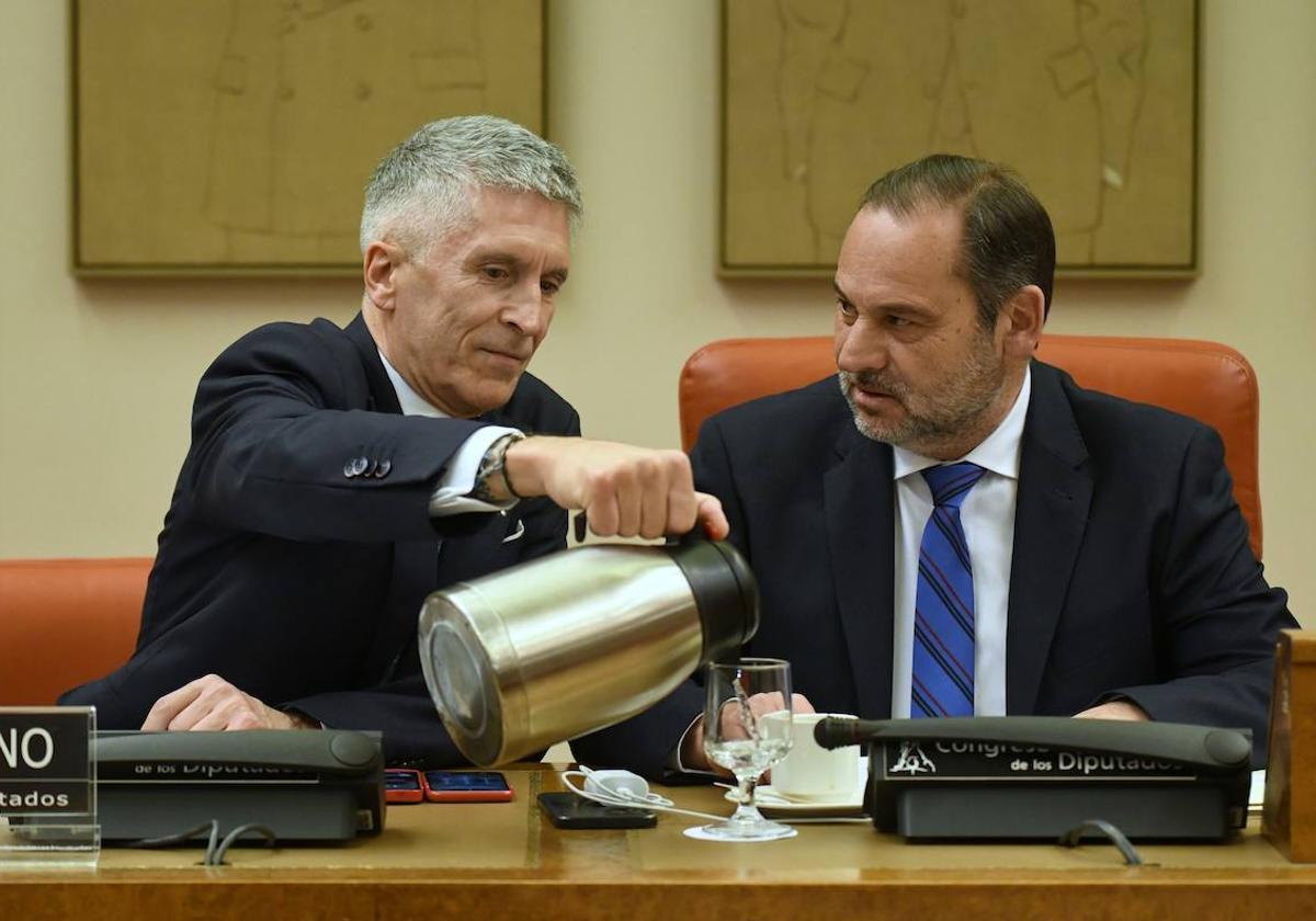 El ministro de Interior, Fernando Grande-Marlaska (i), y el exministro de Transportes José Luis Ábalos (d) en una reunión de la Comisión de Interior.