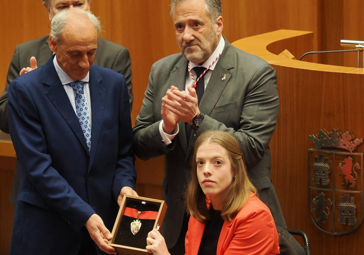 La nadadora burgalesa Marta Fernández recibe a Medalla de Oro de las Cortes.