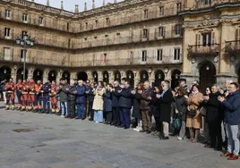 Minuto de silencio en la Plaza Mayor de Salamanca celebrado a mediodía de este lunes