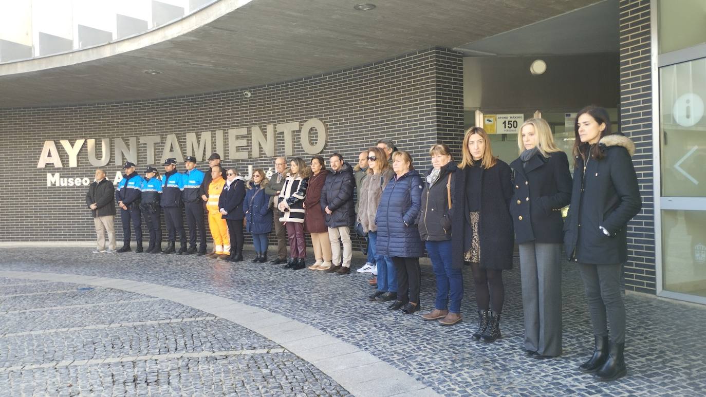 Homenaje a las puertas del Consistorio de Santa Marta de Tormes.