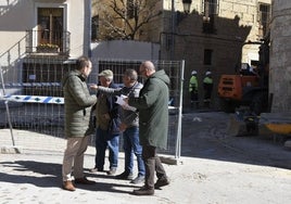 Alcalde y concejales durante su visita a las obras.