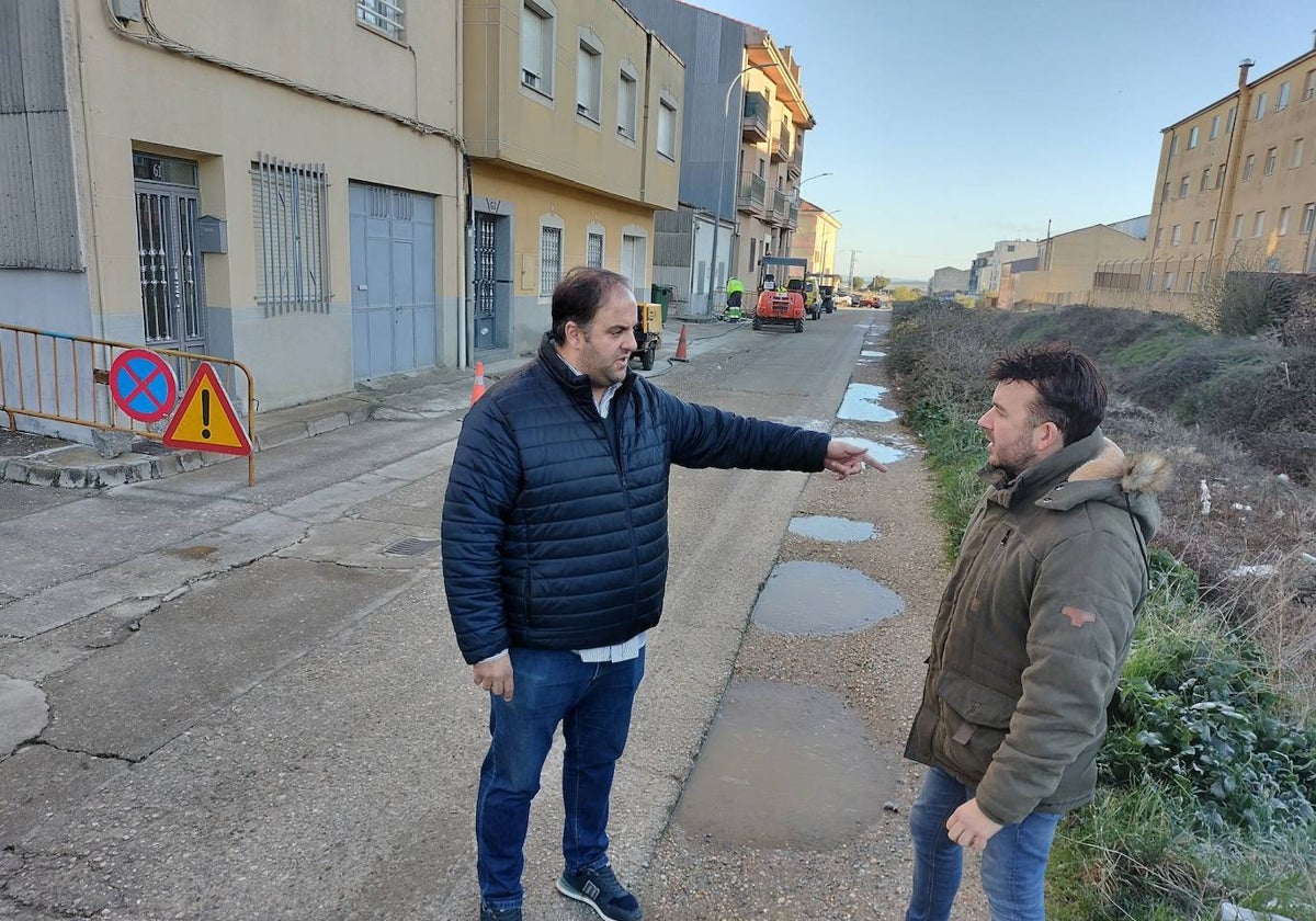 Roberto Martín y Roberto H. Garabaya visitaron este martes las obras de la calle Camino Lateral.