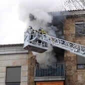 Los Bomberos de Salamanca intervienen, con ayuda de una escala, en un incendio de vivienda en la avenida Reyes de España en 2015.