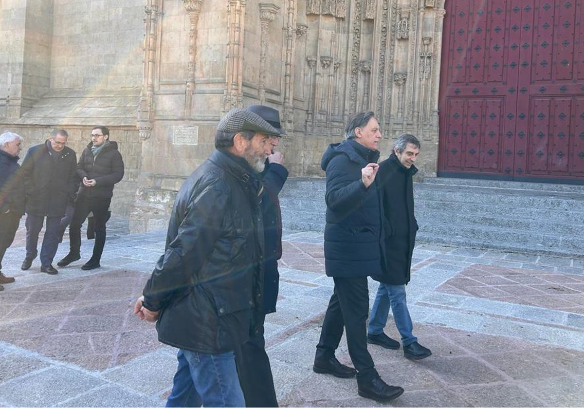 El alcalde de Salamanca, Carlos García Carbayo, en el recién reformado atrio de la Catedral.