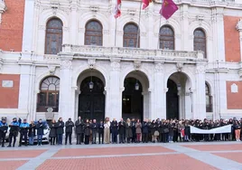 Minuto de silencio ante la fachada del Ayuntamiento de Valladolid en recuerdo de Sergio.