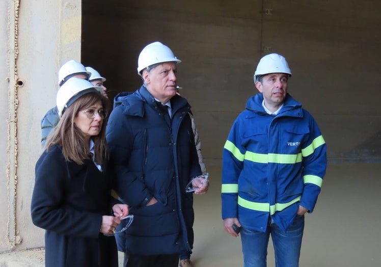 Carmen Gómez, Carlos Manuel García y Juan María García durante la visita.