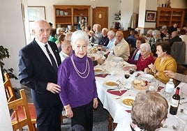 Joaquín López y Angelines Jiménez, junto a los invitados a la comida celebrada este jueves