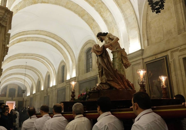 Imagen de Jesús Flagelado por el patio barroco de la Universidad Pontificia.