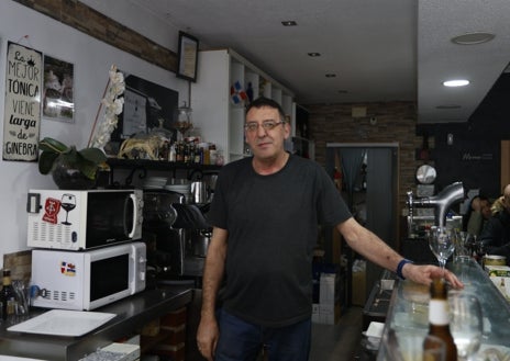 Imagen secundaria 1 - Efectos colaterales de las obras en la carretera de Ledesma. Jesús María Curto en su bar, en el número 108.