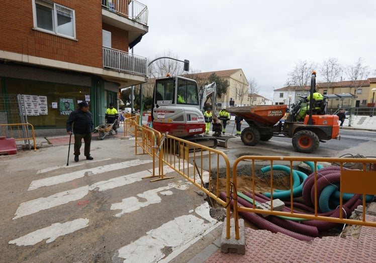 Imagen principal - Efectos colaterales de las obras en la carretera de Ledesma. Jesús María Curto en su bar, en el número 108.