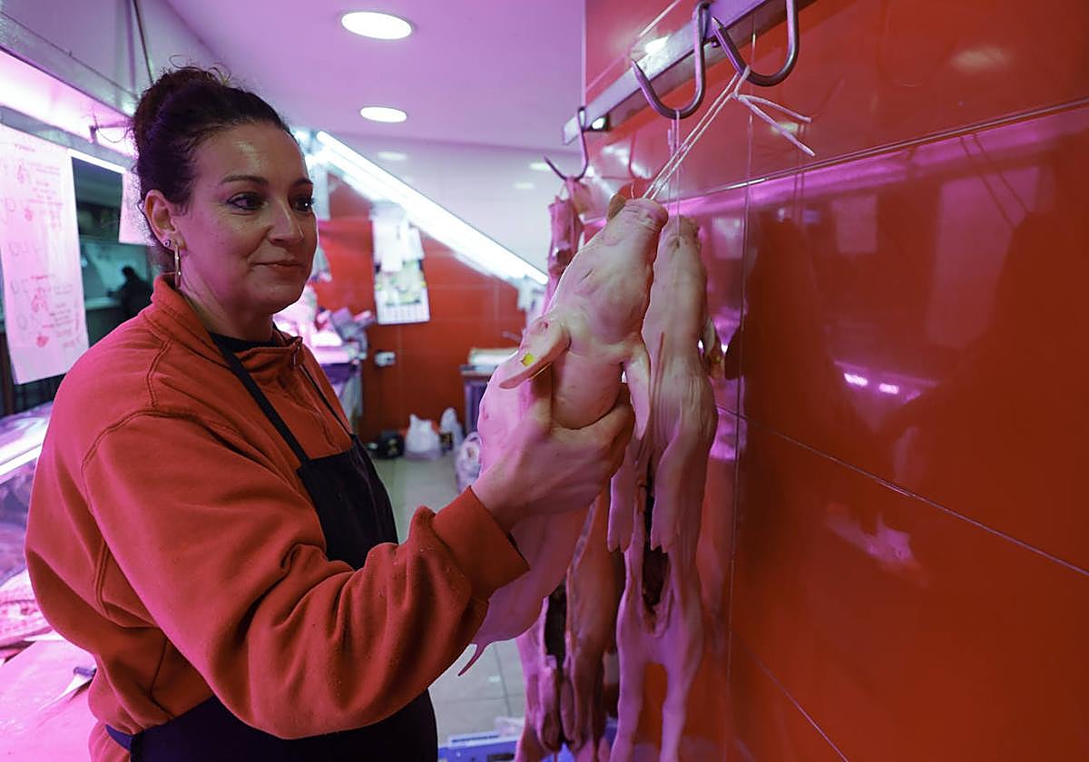 Una carnicera sujeta los tostones.