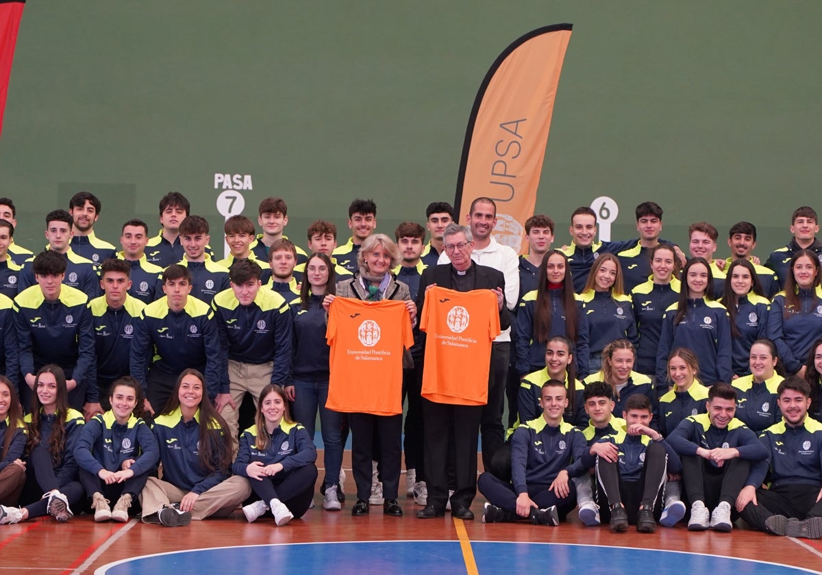 El rector de la Pontificia, Santiago García-Jalón de la Lama, y vicerrectora María Hinojal, con parte de los deportistas.