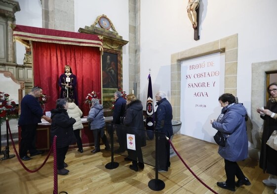La gran devoción por Jesús Rescatado y su besapiés sigue viva en Salamanca