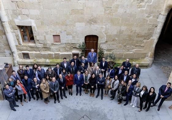 Miembros de la Asociación de Hoteles de Castilla y León, con Mañueco en el Castillo del Buen Amor.
