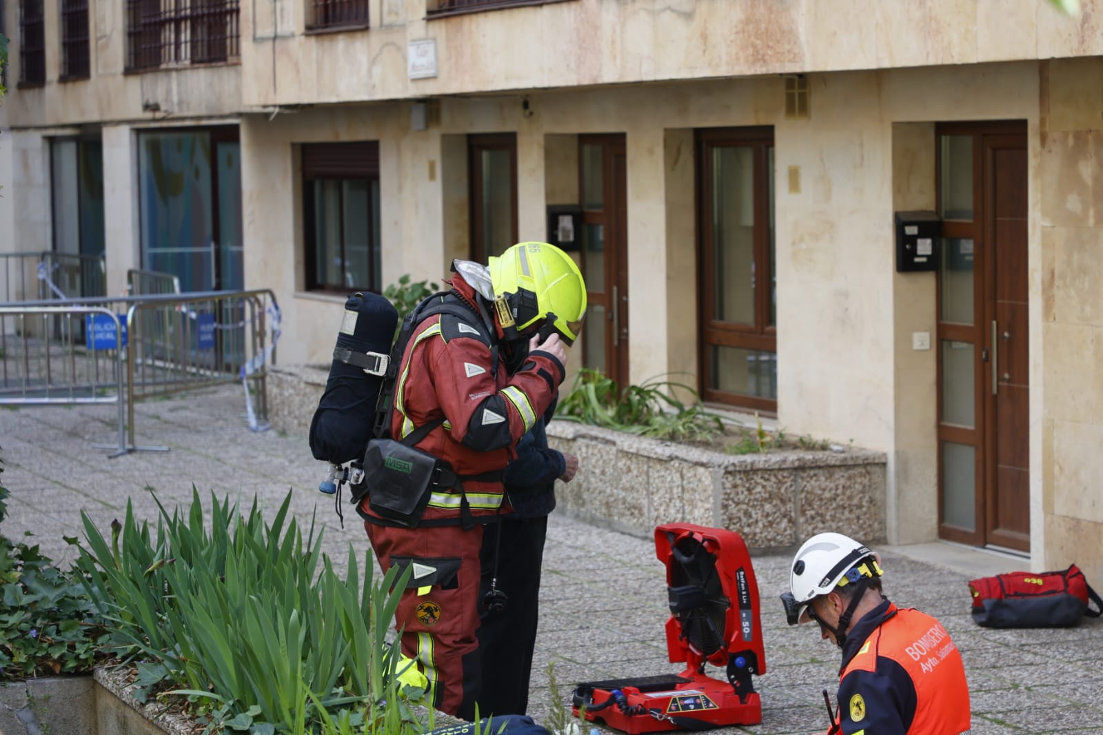 Las espectaculares imágenes del desalojo de los vecinos por el fuego en Maestro Ávila