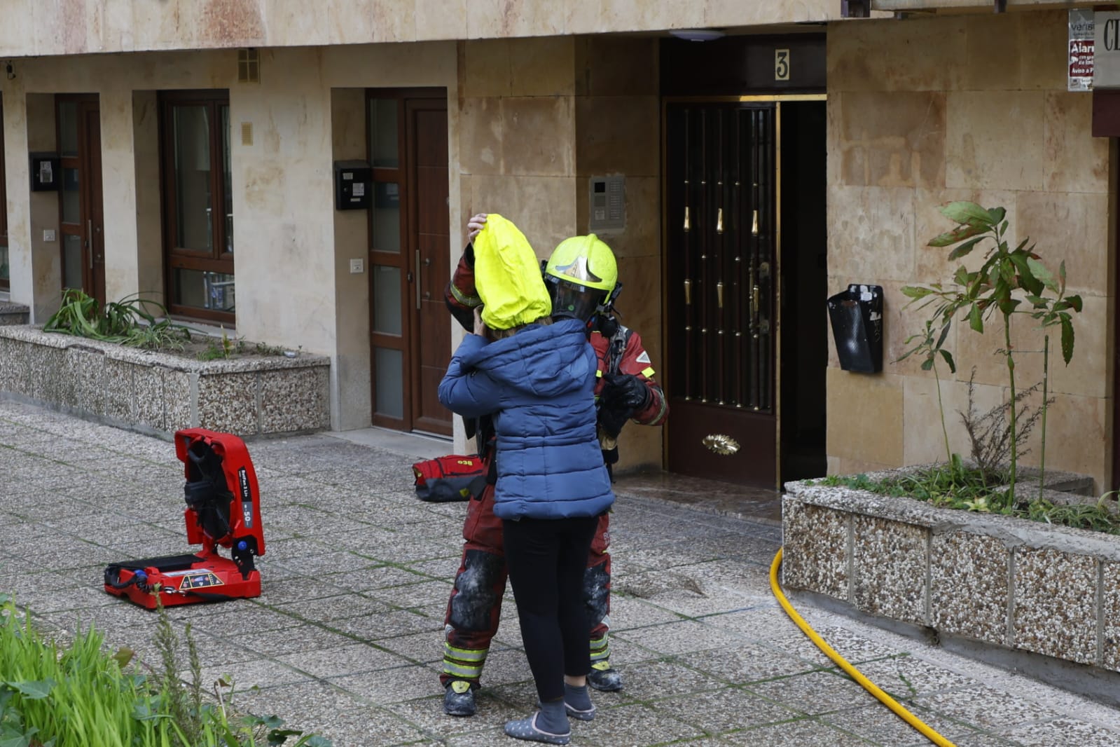 Las espectaculares imágenes del desalojo de los vecinos por el fuego en Maestro Ávila