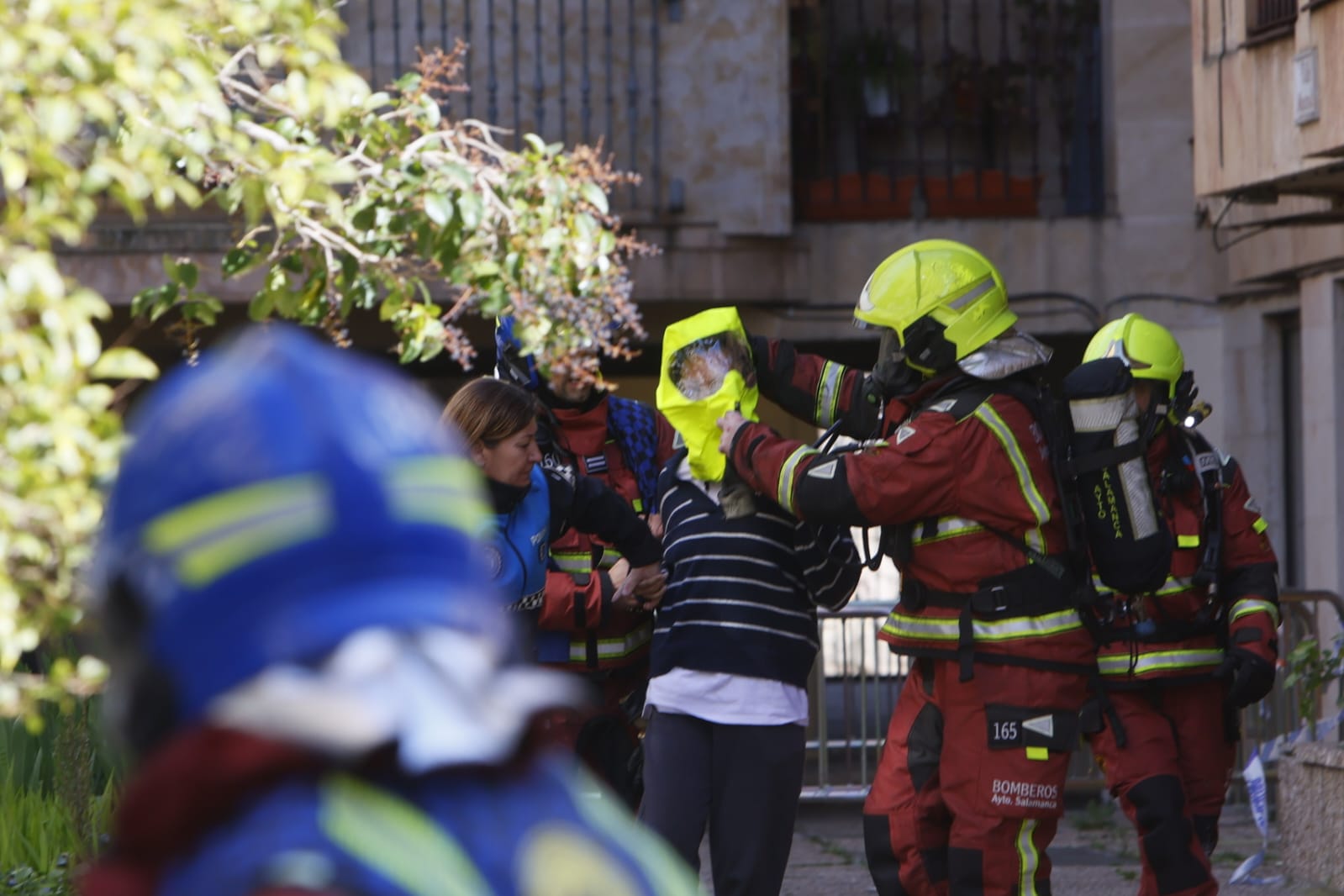 Las espectaculares imágenes del desalojo de los vecinos por el fuego en Maestro Ávila